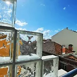 & Dp Vfxira Hostel *